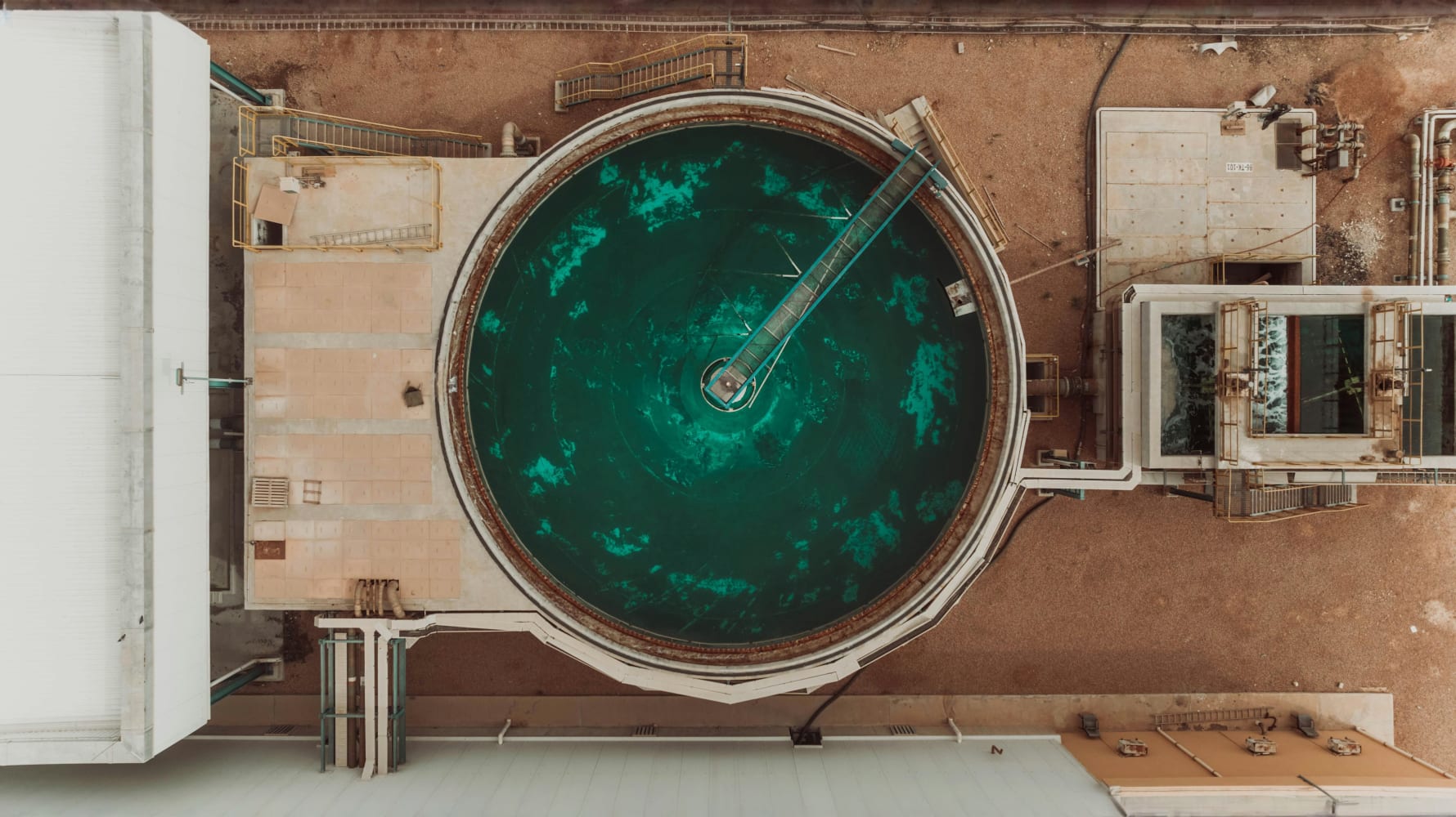 Bovenaanzicht van een waterzuiveringsinstallatie
