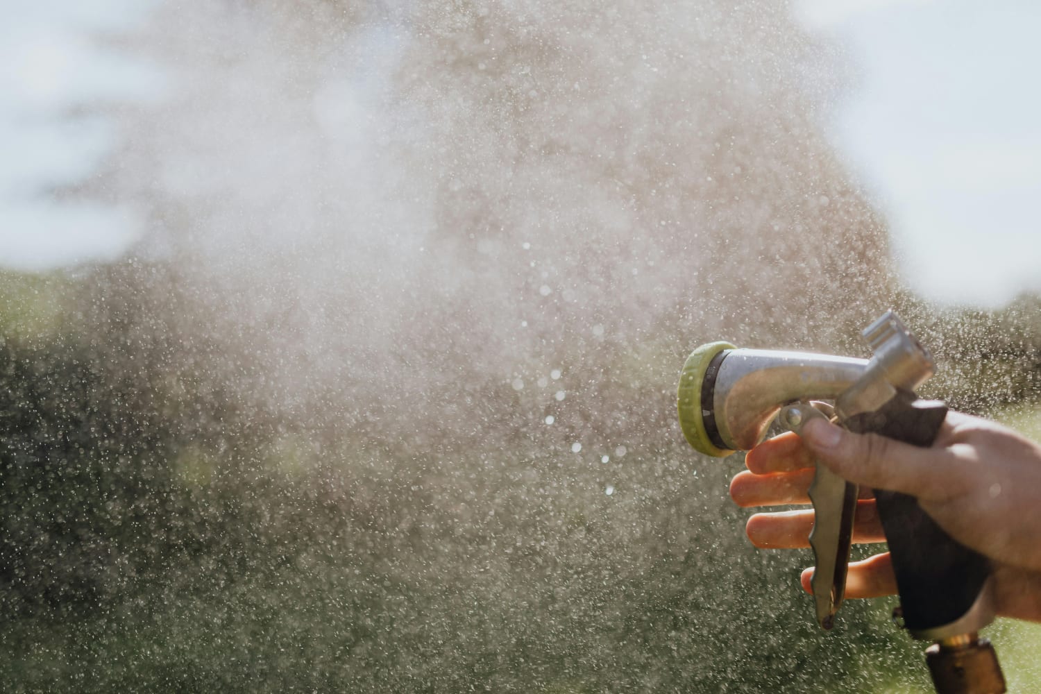 water verneveld uit een tuinslang