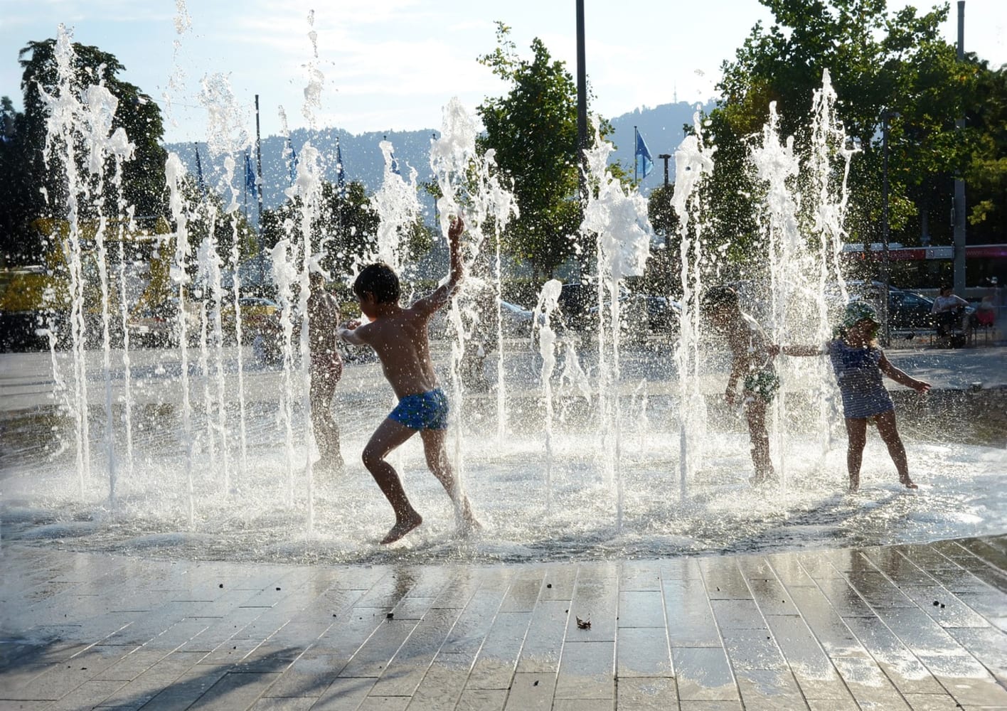 kinderen spelen in een fontein