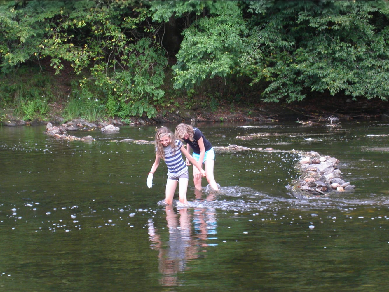 kinderen spelen in rivier