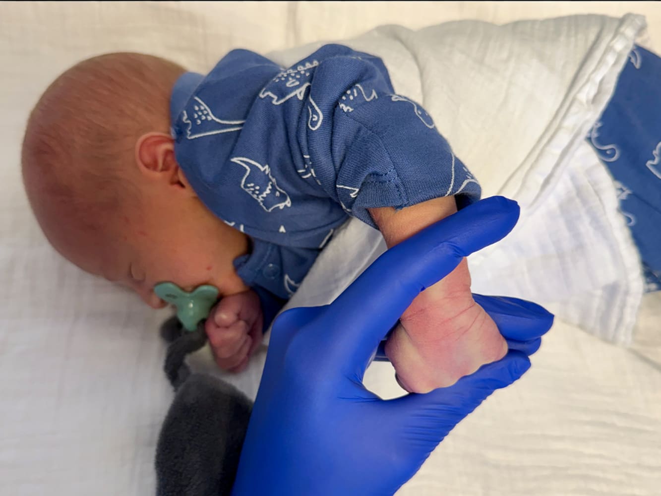 Afbeelding baby bij bloedprik
