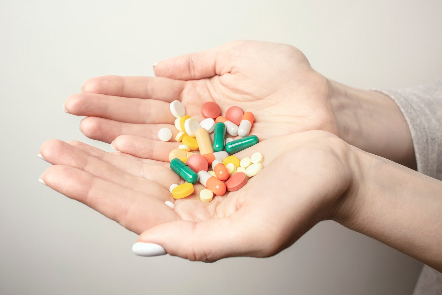 Handen met medicatie in pilvorm