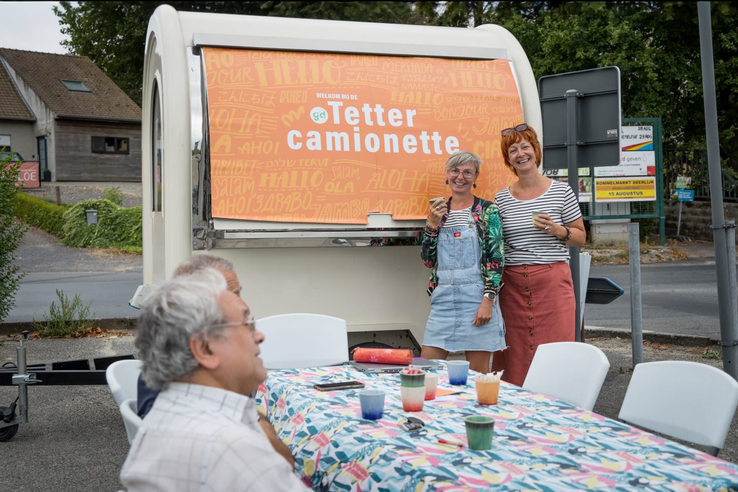 Delphine en Mike poseren voor de Tettercamionette