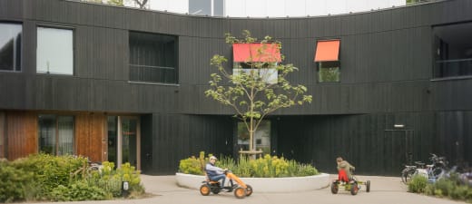 Gevel met zonwering via kleurrijke markisollete