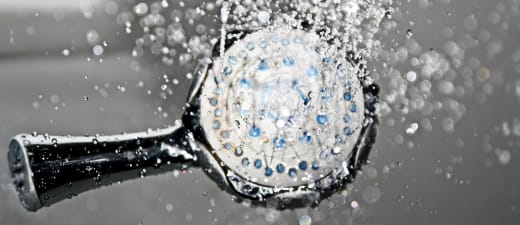 douchekop waar water uitkomt
