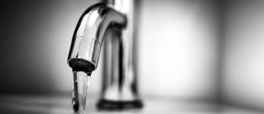 Kraan aan lavabo waar water uit stroomt