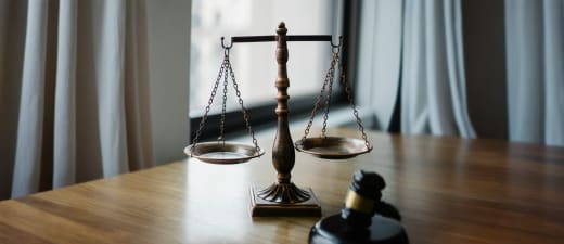 Weegschaal die het recht symboliseert