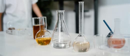 laboratorium materiaal met gekleurd water in