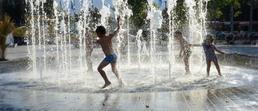 Spelende kinderen aan waterfontein