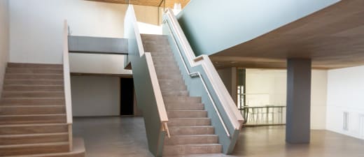 Trap naar de verdieping met overkoepelende functies