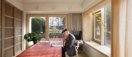Leefruimte met zicht op tuinpaviljoen
