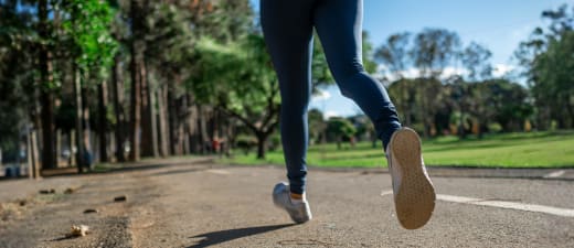 Jogger met op de achtergrond bomen