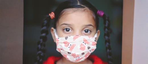 Meisje met mondmasker