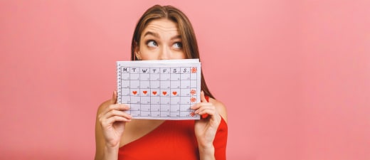 Vrouw met kalender en vruchtbare dagen