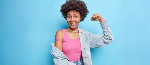 Gevaccineerde vrouw tegen blauwe achtergrond