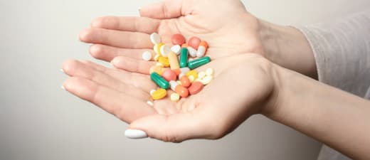Handen met medicatie in pilvorm