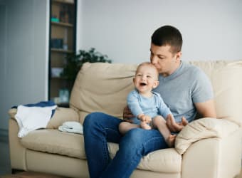 Vader met baby in de zetel