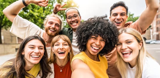 Groep diverse gelukkige jongeren