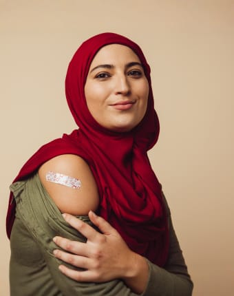 Vrouw met vaccinatiepleister op de arm