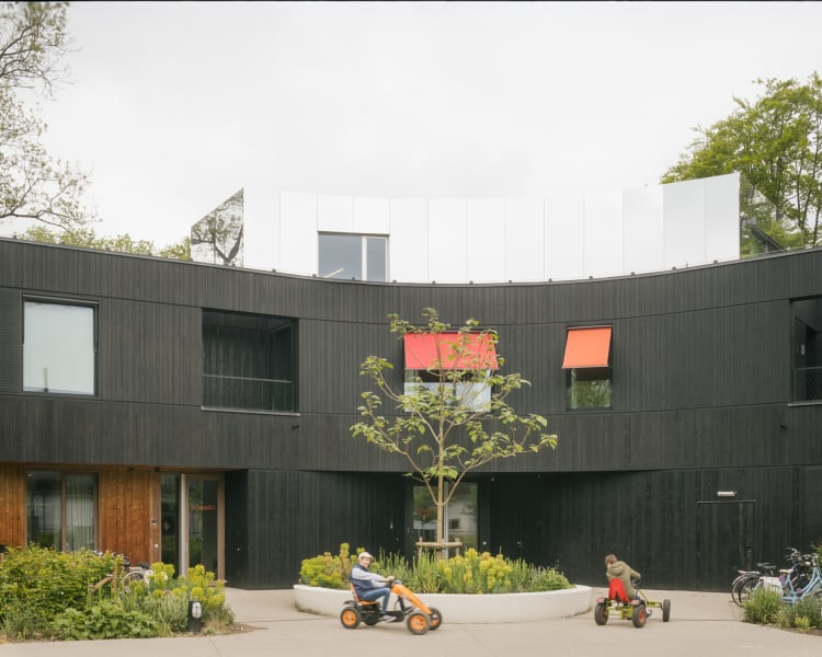 Gevel met zonwering via kleurrijke markisollete