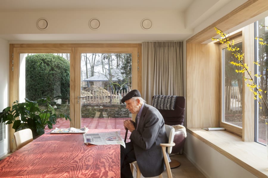 Leefruimte met zicht op tuinpaviljoen