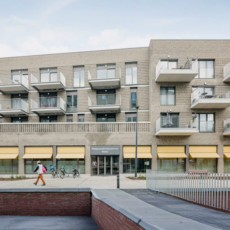 Wijkgezondheidscentrum Rabot op het gelijkvloers van een sociale woningbouwcomplex