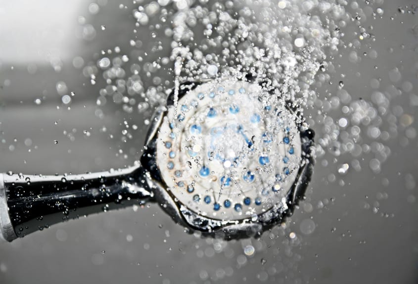 douchekop waar water uitkomt