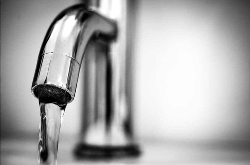 Kraan aan lavabo waar water uit stroomt