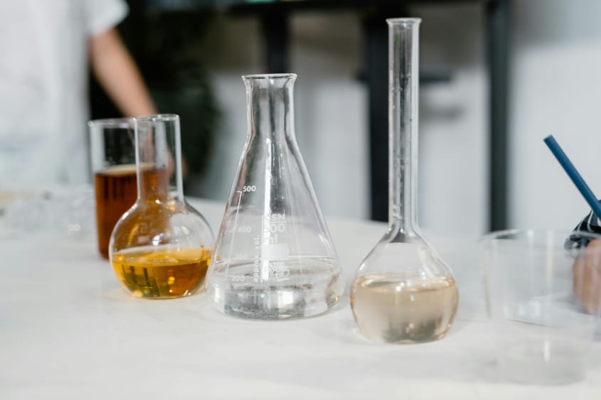 laboratorium materiaal met gekleurd water in