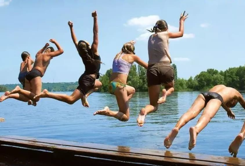 Jongeren springen in waterplas